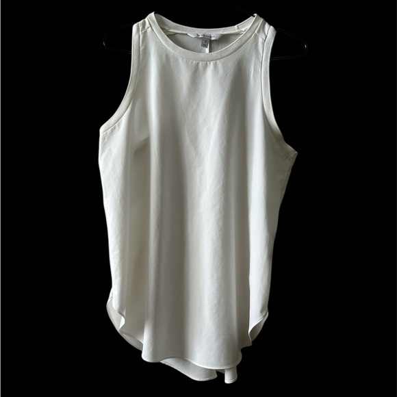 Elegant White Sleeveless Top - Picture 1 of 4